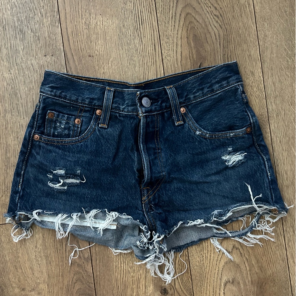 NWOT Levi’s 501 dark wash Shorts